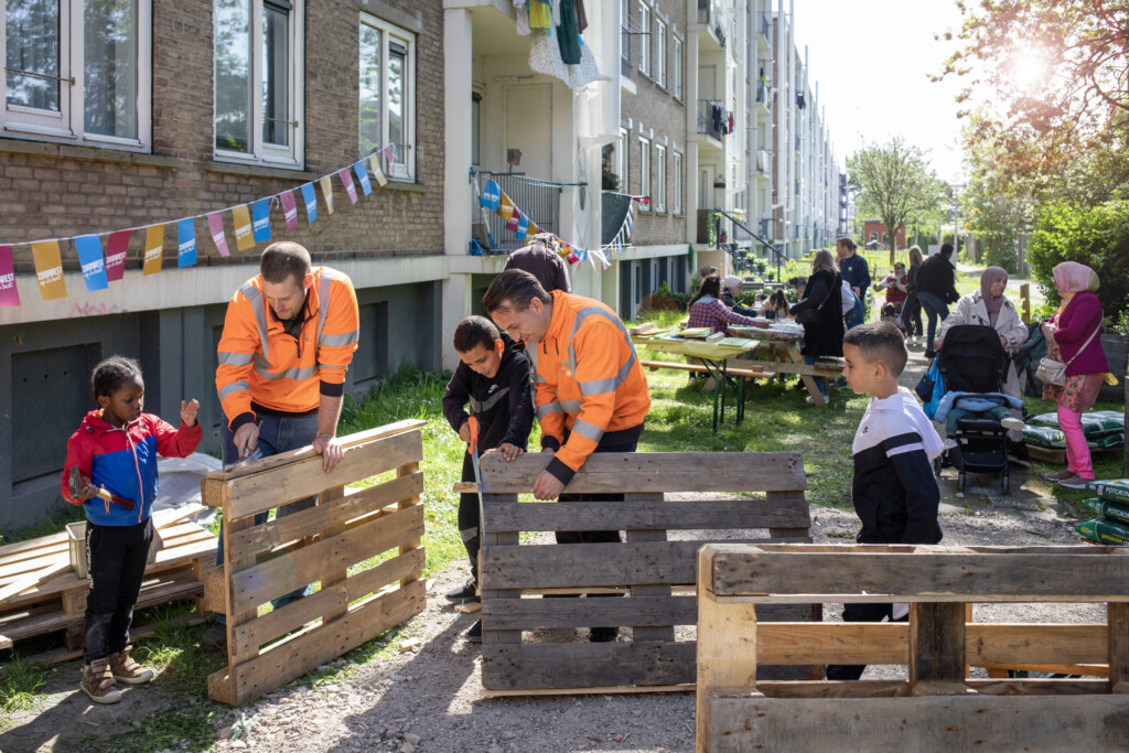 Met de bewoners plantenbakken maken van palets. 